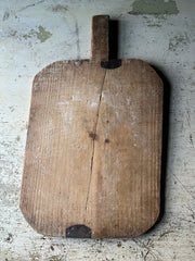 Vintage brødfjøl i tre 41x32 cm med rustikk patina og gamle metallbeslag