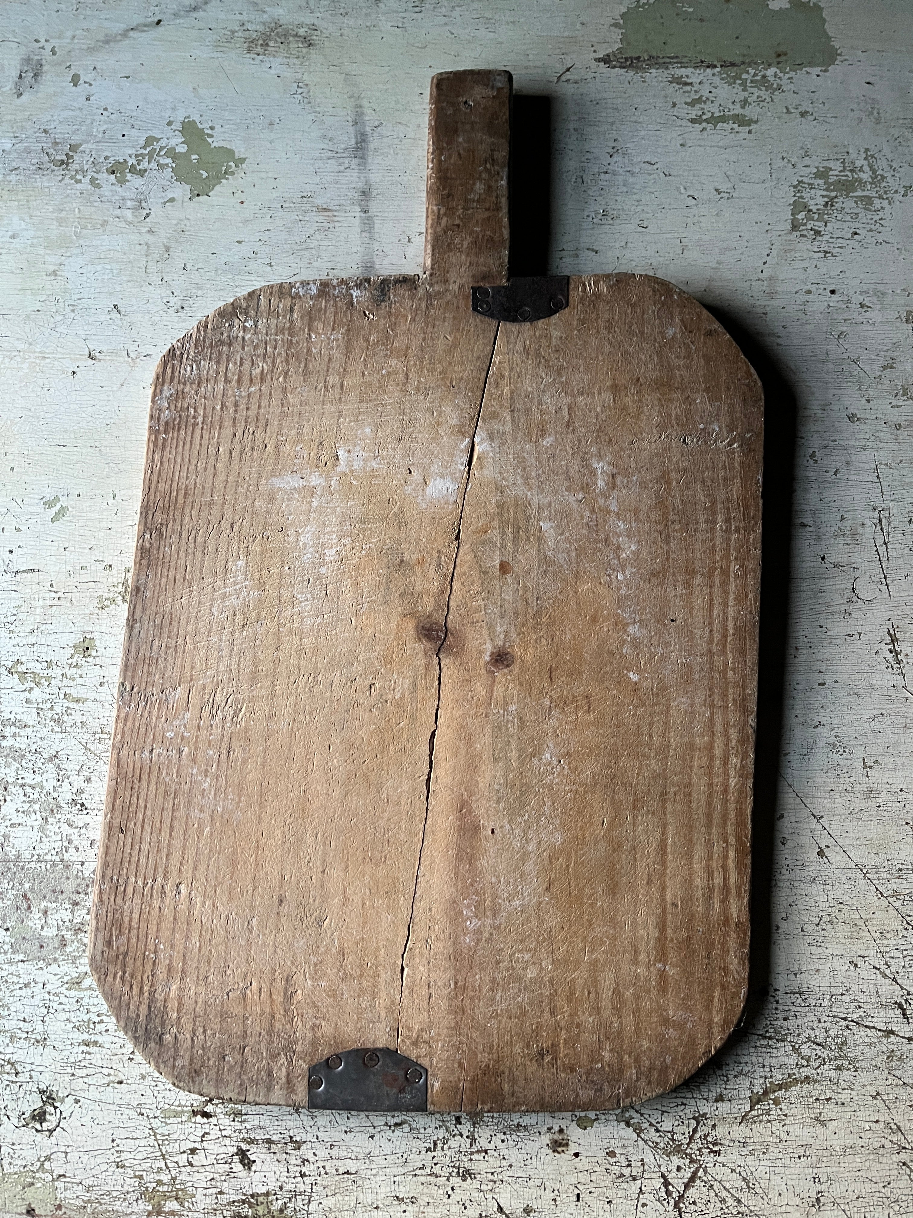 Vintage brødfjøl i tre 41x32 cm med rustikk patina og gamle metallbeslag
