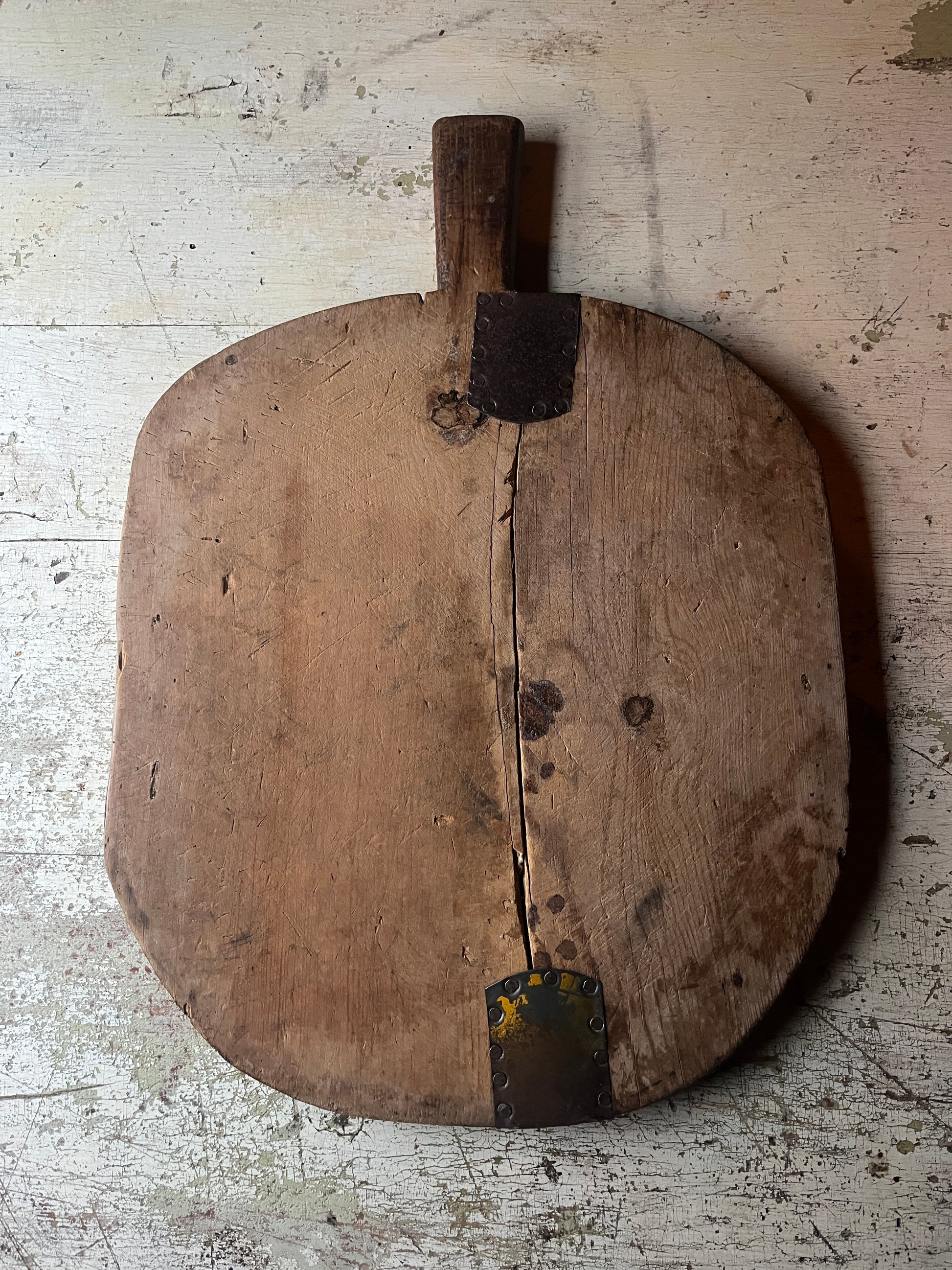 Vintage fjøl i tre 41x36 cm med rustikk patina og gamle metallbeslag