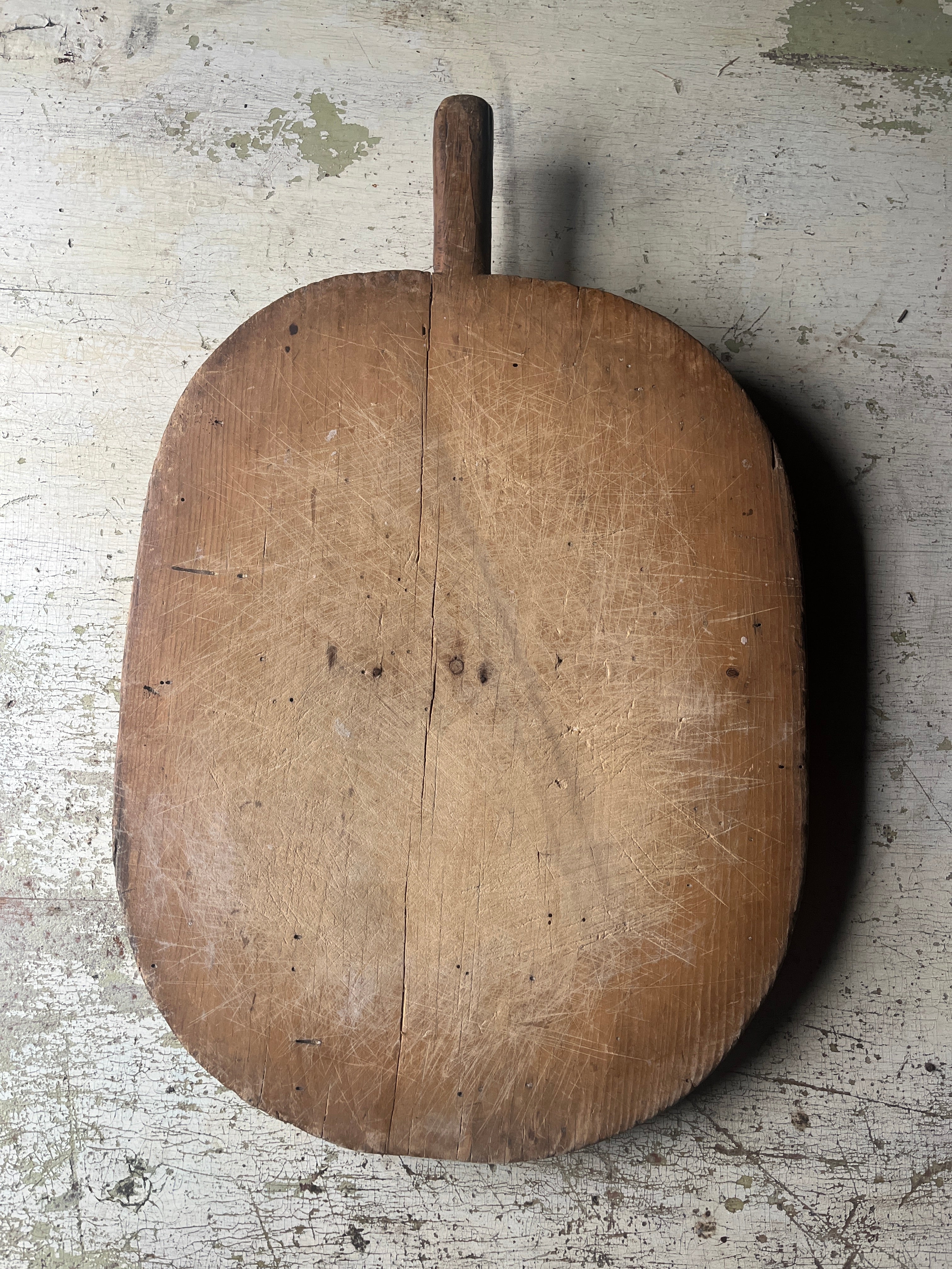 Vintage serveringsfjøl i tre 38x30 cm med rustikk patina