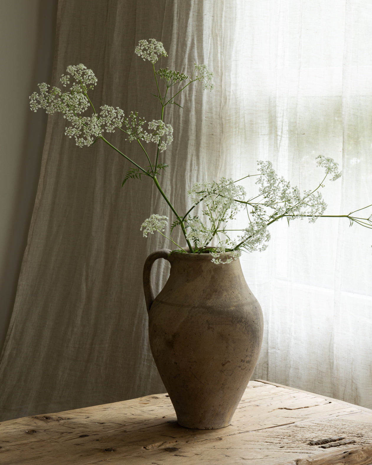 terrakotta-krukke-med-lys-blomst-oppi