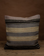 Vintage kelim pute med striper i ulike toner av brun og beige 