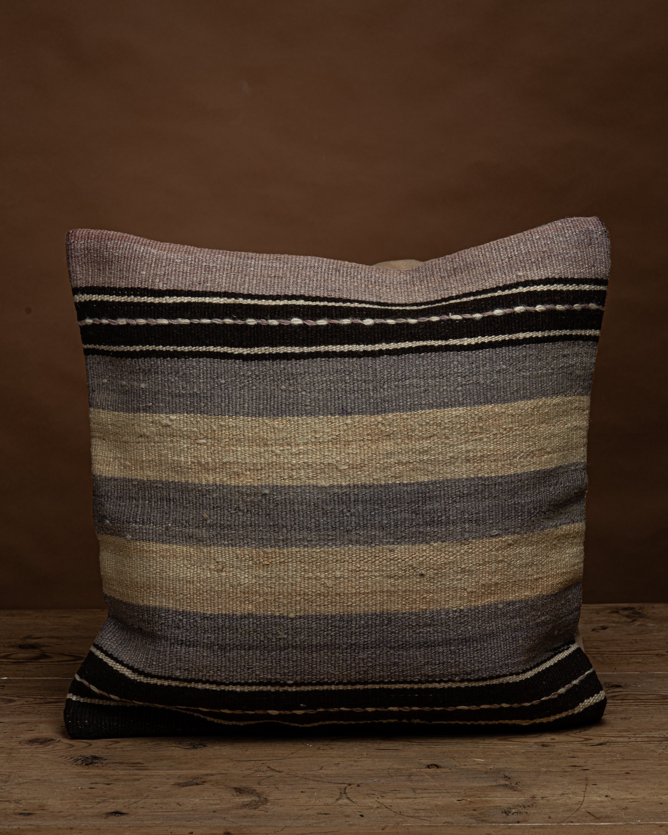 Vintage kelim pute med striper i ulike toner av brun og beige 