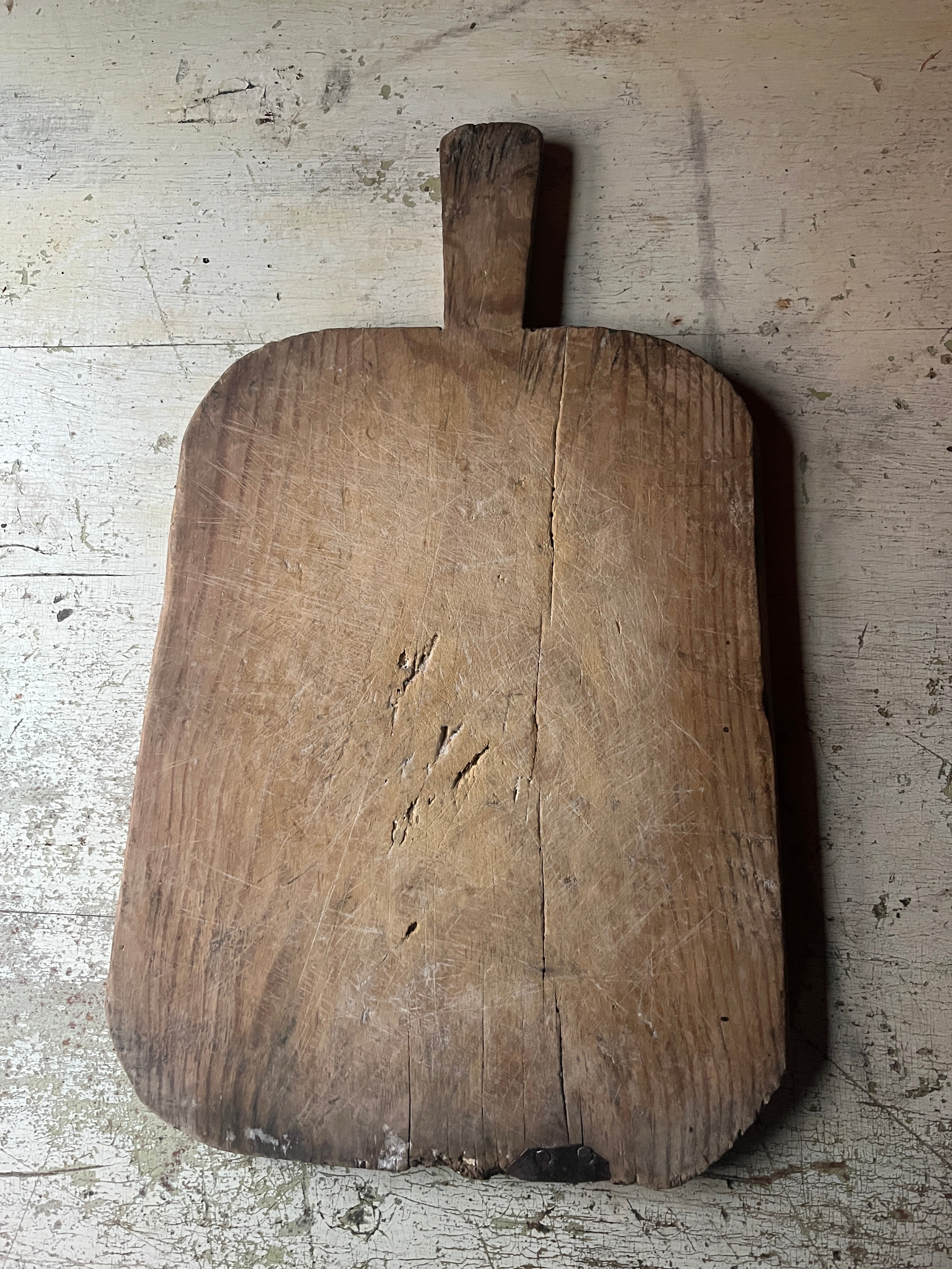 Vintage kjøkkenfjøl i tre med rustikk patina og håndtak 38x29 cm