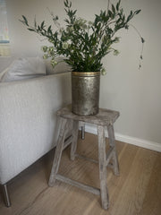 Vintage krakk fra Snowdrops Copenhagen sttaaende i en stue ved en sofa