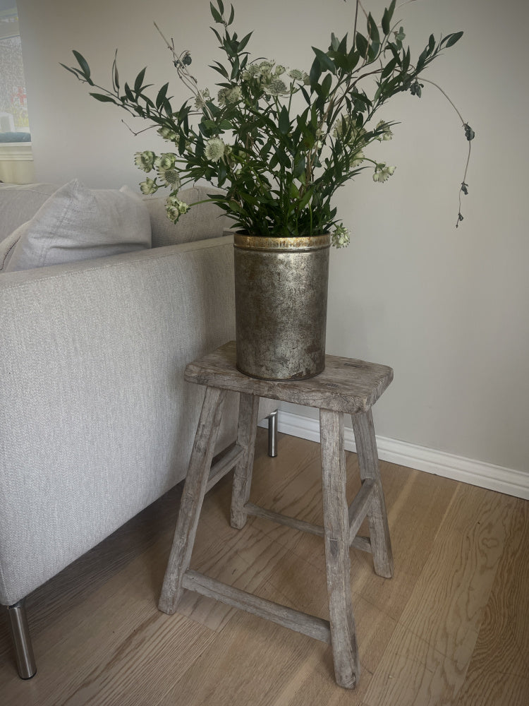 Vintage krakk fra Snowdrops Copenhagen sttaaende i en stue ved en sofa