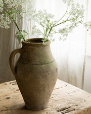 krukke-med-blomster-paa-bord