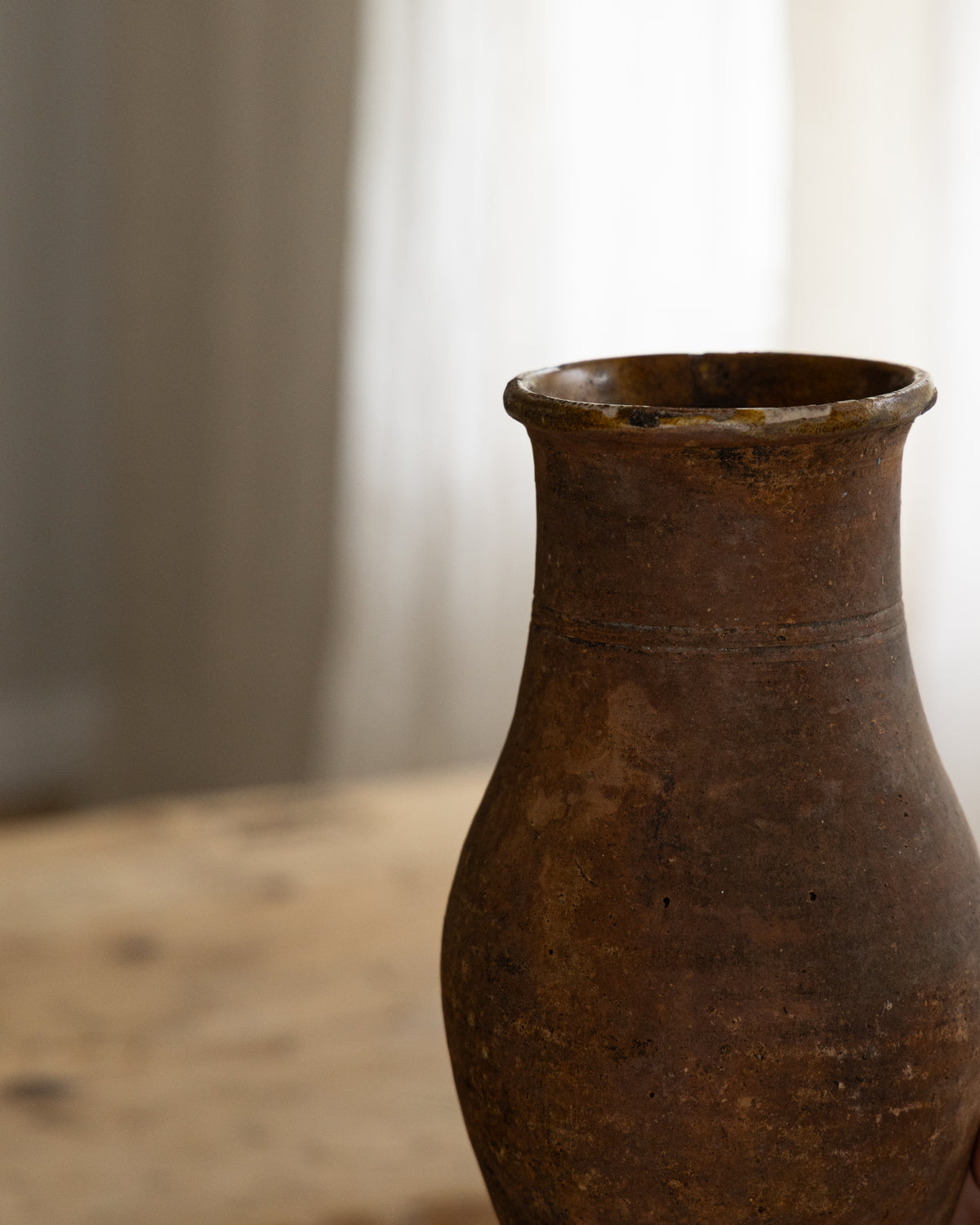 Detaljbilde av vintage krukke fra Frankrike i brun terrakotta med rustikk patina
