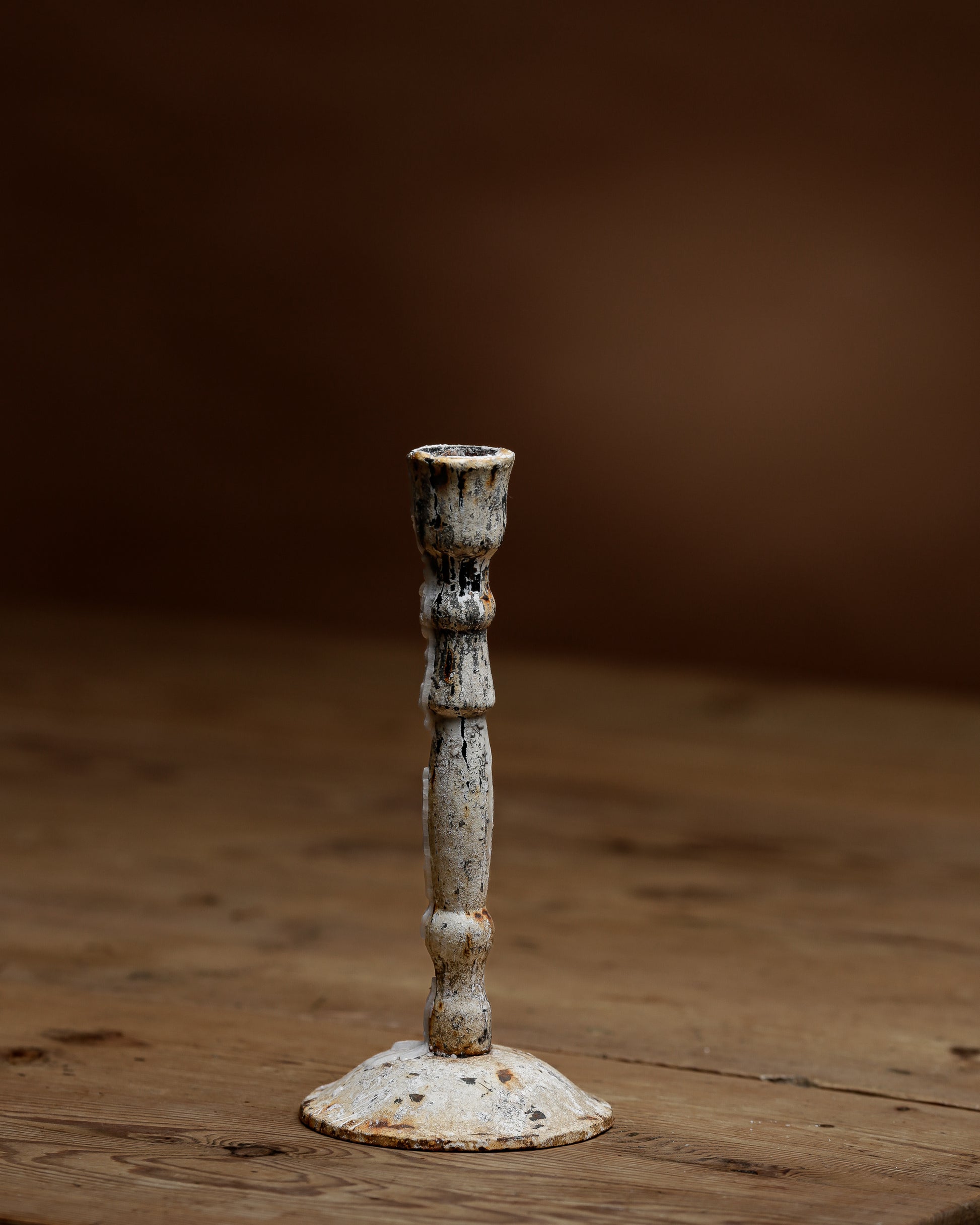 Vintage lysestake i malt metall og unik patina