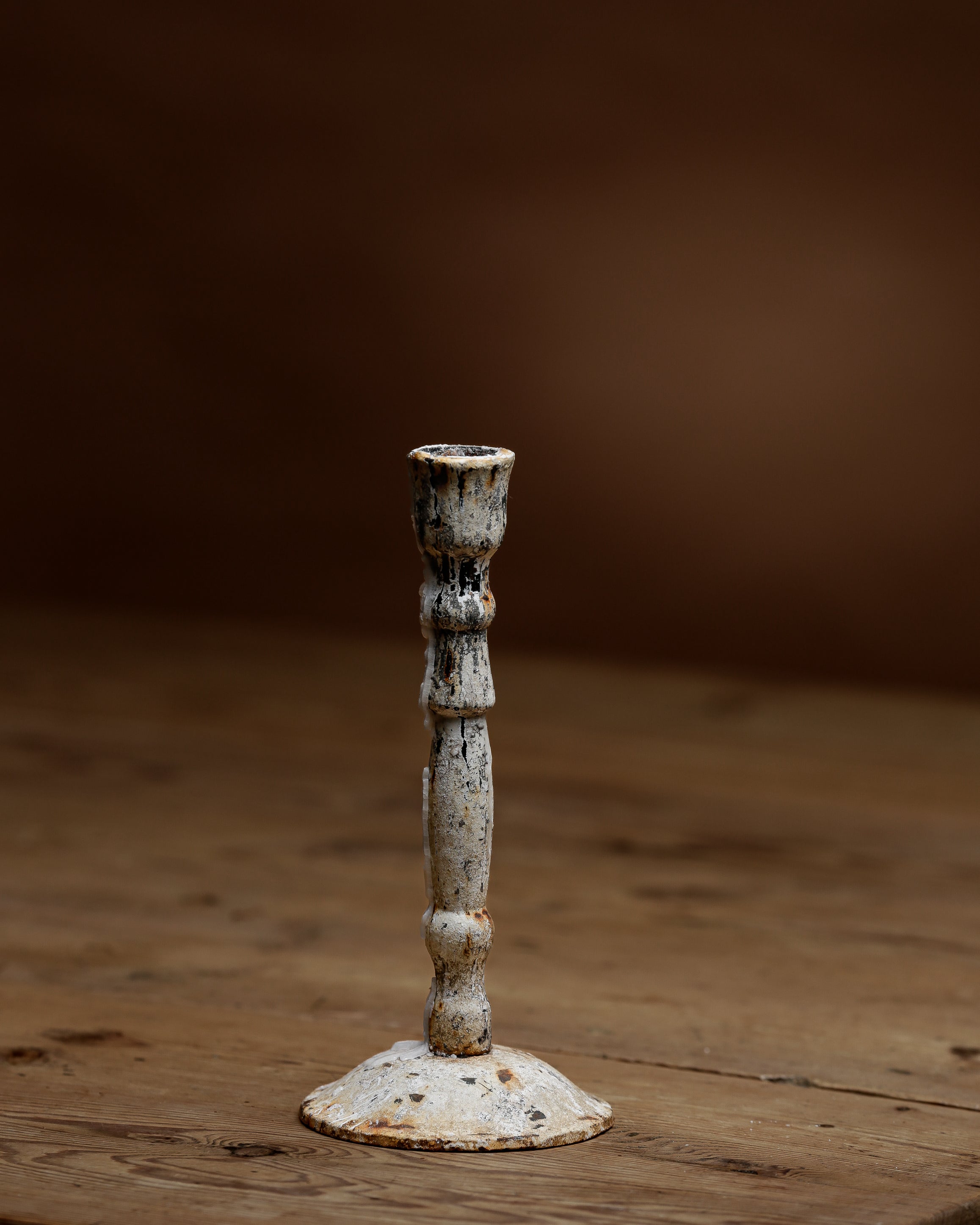 Vintage lysestake i malt metall og unik patina