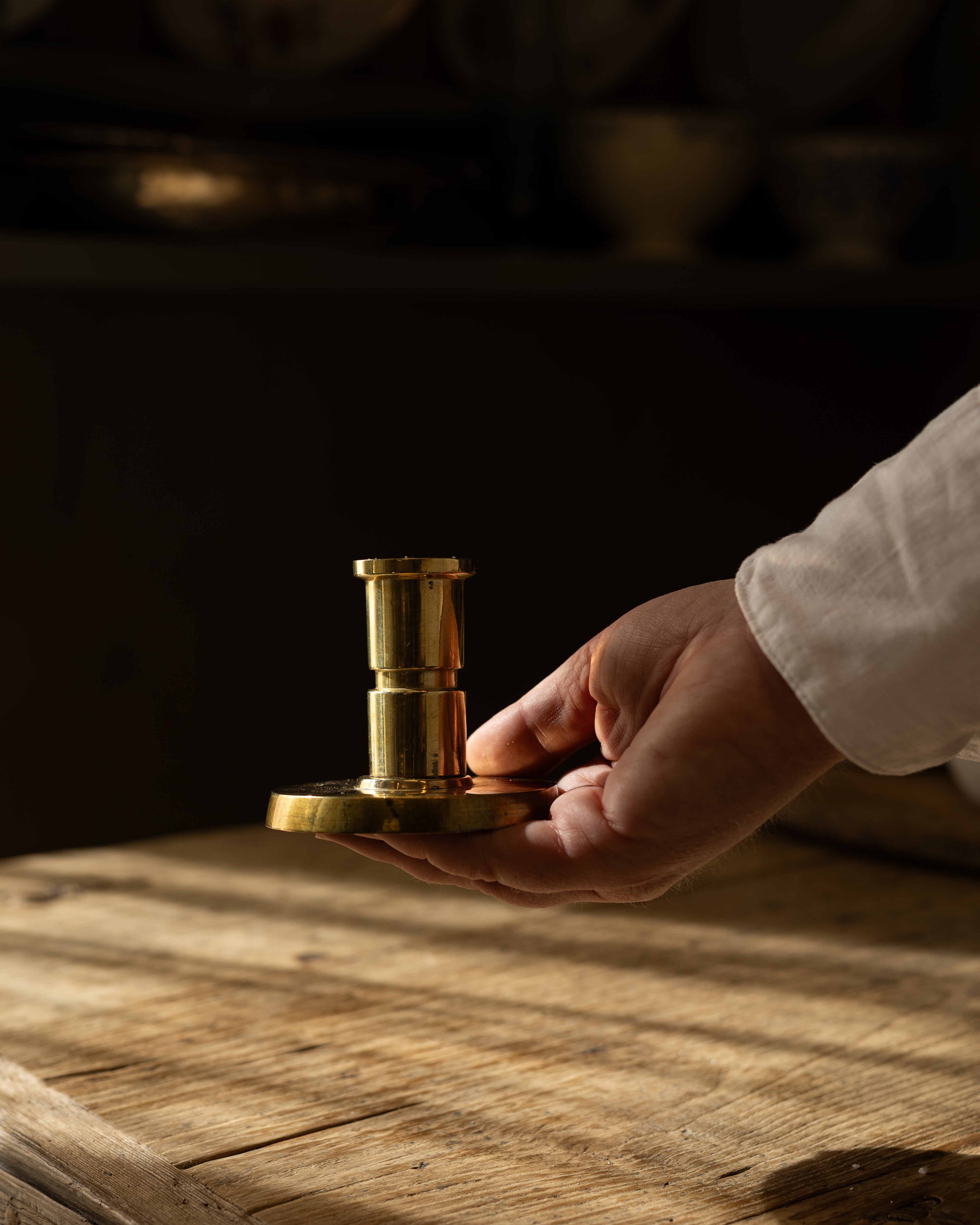 vintage-messinglysestake-holdt-i-ei-haand