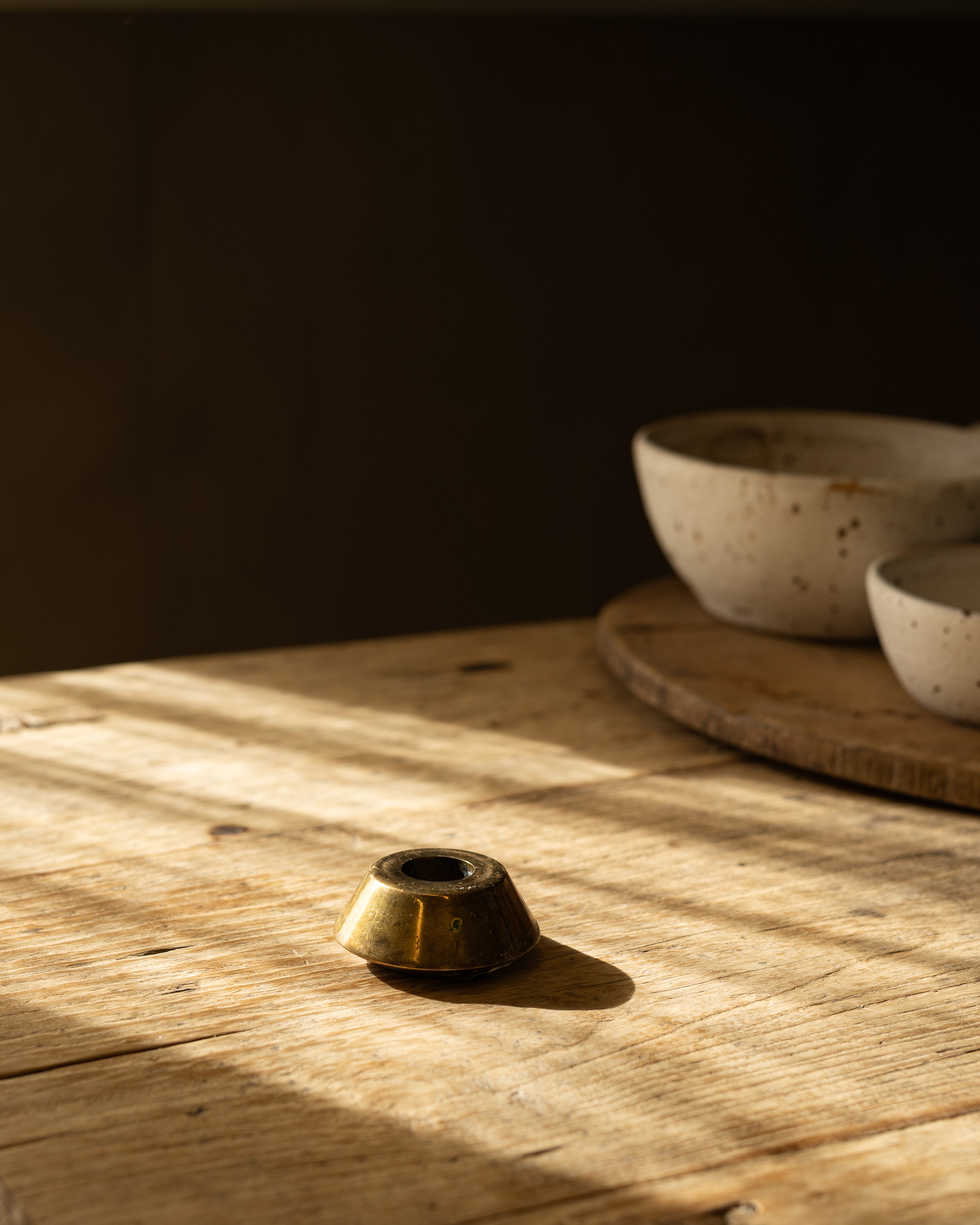 koselig-liten-messinglysestake-i-solskinn