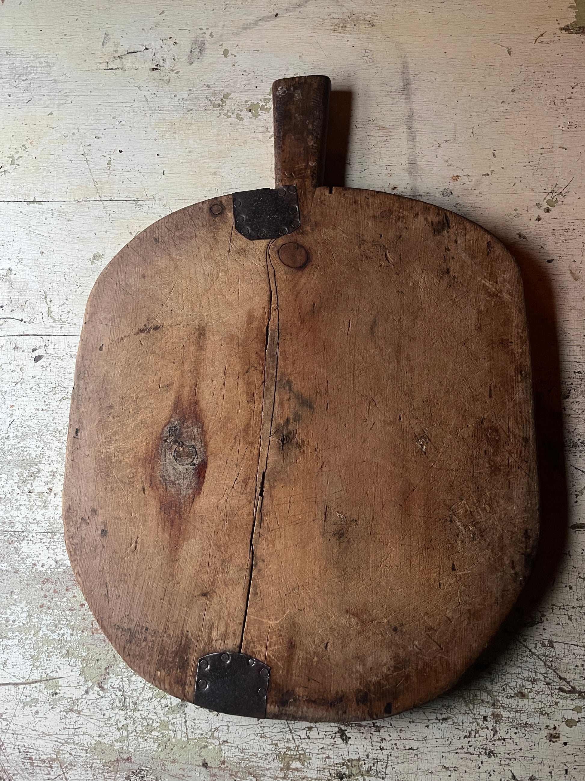 Bakside av vintage fjøl i tre med metallbeslag og rustikk patina