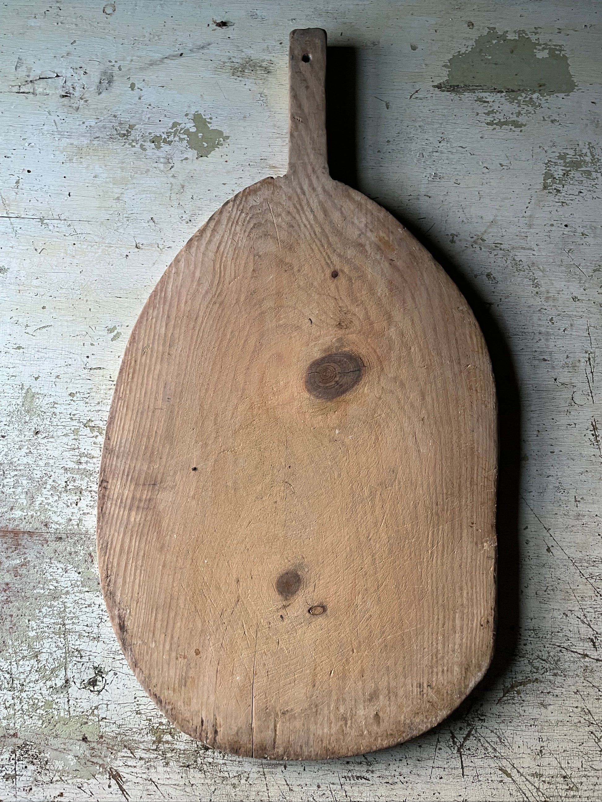 Vintage serveringsfjøl i tre 49x34 cm med lys patina og håndtak