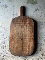 Vintage serveringsfjøl i tre 39x24 cm med rustikk patina og håndtak