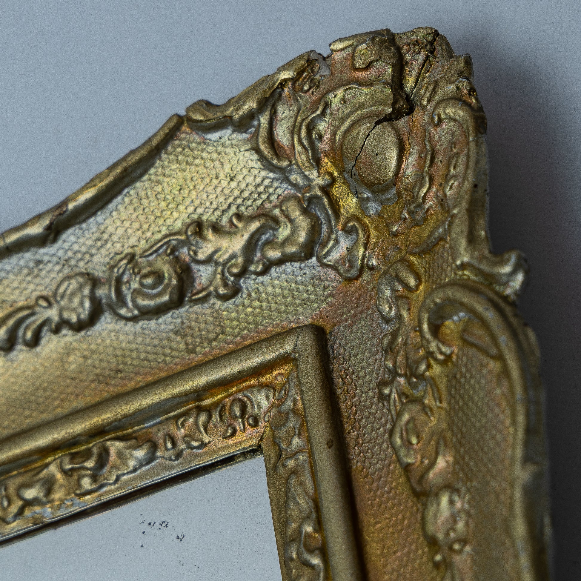 Detlajbilde av vintage speil med gullramme og ornamenter
