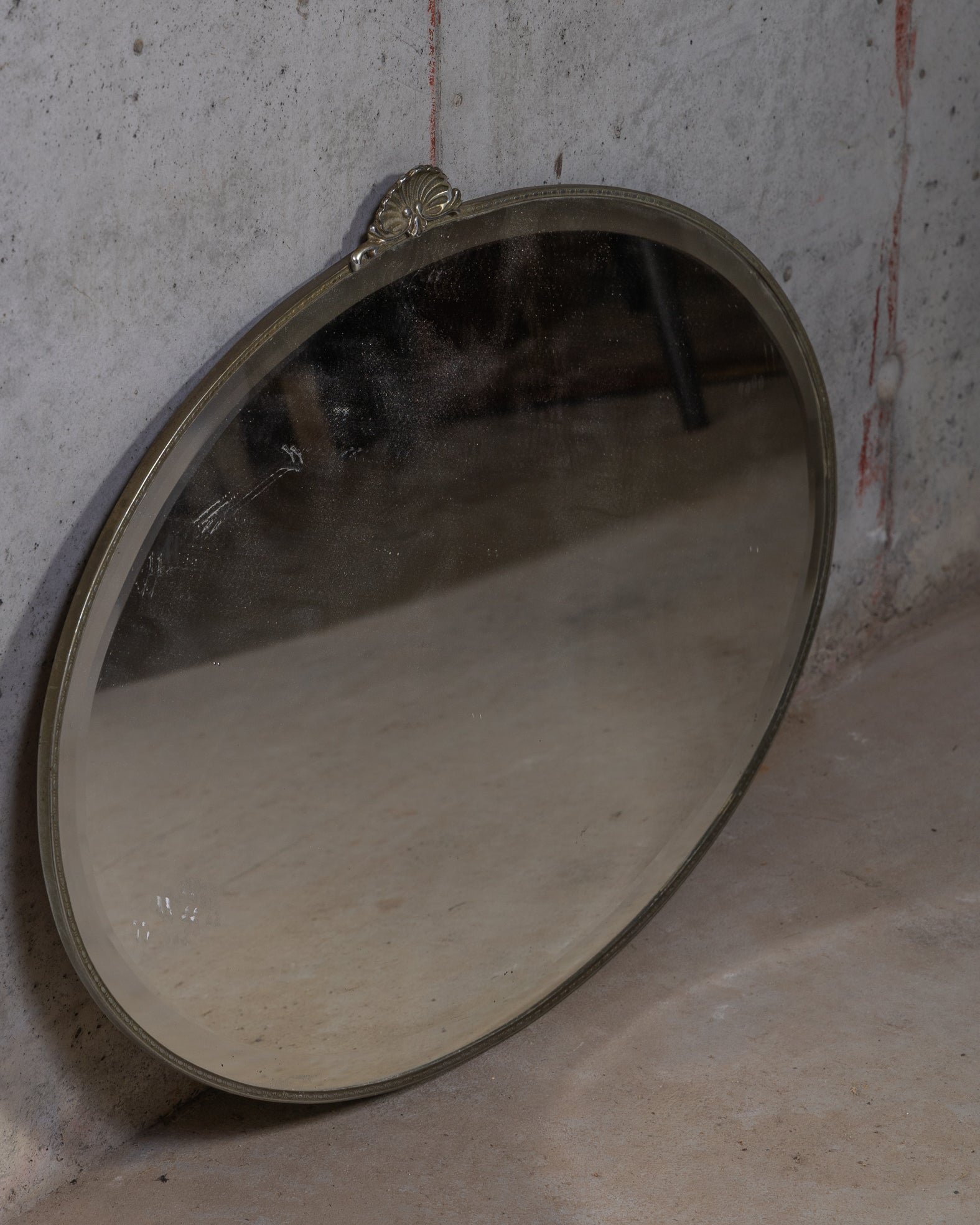 Ovalt vintage speil med unik patina 