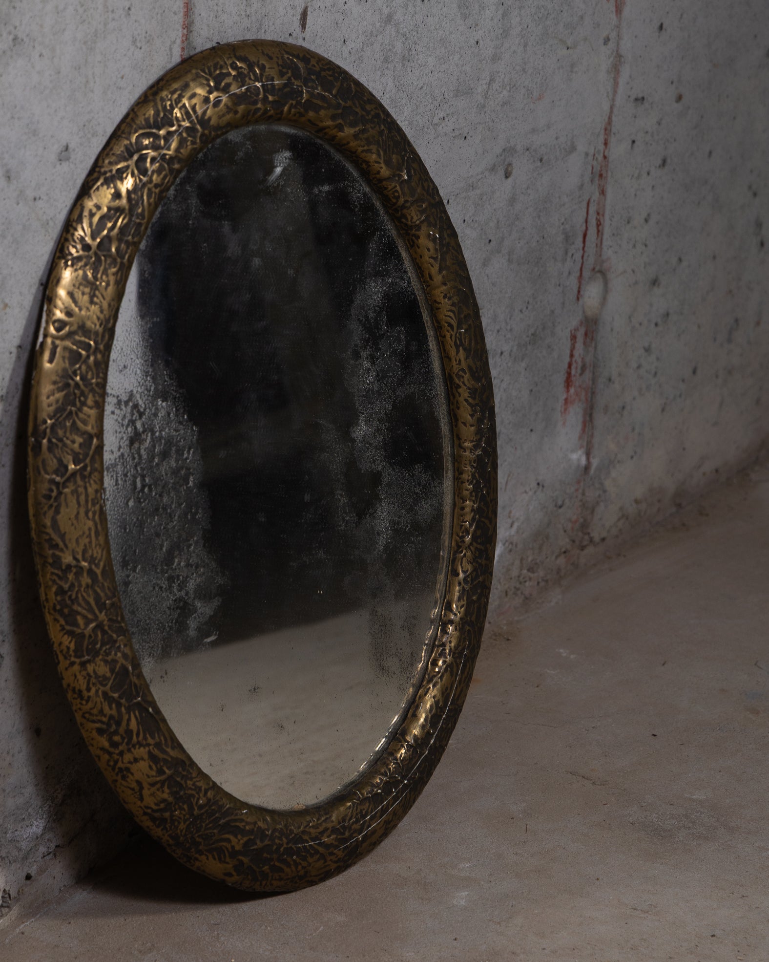 Vintage speil med kraftig ramme med ornamenter og patina 
