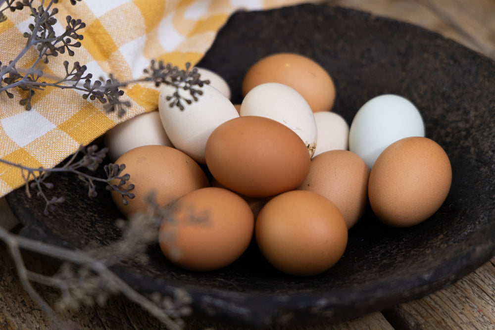 stenfat-pyntet-til-paaske-med-egg