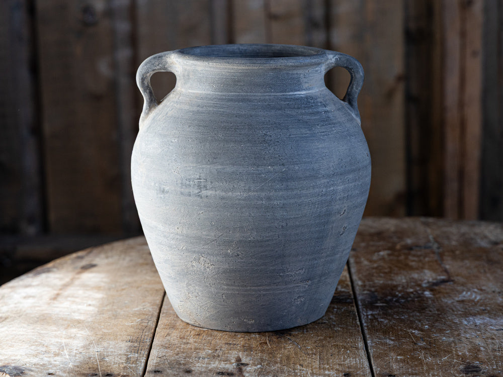 Grå høy keramikkrukke med håndtak